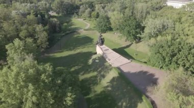 Babi Yar. İkinci Dünya Savaşı sırasında Yahudilerin öldürüldüğü yer. Hava, ağır çekim, gri, düz. Kyiv, Ukrayna.