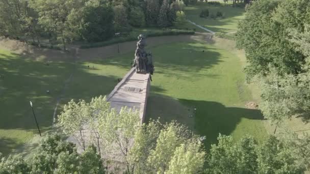 Babi Yar. O lugar do assassinato de judeus durante a Segunda Guerra Mundial. Aéreo, câmara lenta, cinzento, plano. Kiev, Ucrânia . — Vídeo de Stock