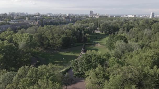 Babi Yar. El lugar del asesinato de judíos durante la Segunda Guerra Mundial. Aérea, cámara lenta, gris, plana. Kiev, Ucrania . — Vídeos de Stock