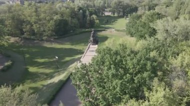 Babi Yar. İkinci Dünya Savaşı sırasında Yahudilerin öldürüldüğü yer. Hava, ağır çekim, gri, düz. Kyiv, Ukrayna.