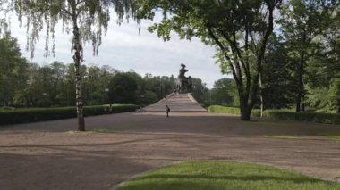 Babi Yar. İkinci Dünya Savaşı sırasında Yahudilerin öldürüldüğü yer. Hava, ağır çekim, gri, düz. Kyiv, Ukrayna.