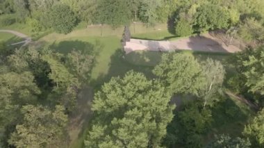 Babi Yar. İkinci Dünya Savaşı sırasında Yahudilerin öldürüldüğü yer. Hava, ağır çekim, gri, düz. Kyiv, Ukrayna.