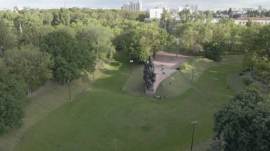 Babi Yar. İkinci Dünya Savaşı sırasında Yahudilerin öldürüldüğü yer. Hava, ağır çekim, gri, düz. Kyiv, Ukrayna.
