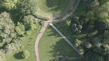 Babi Yar. İkinci Dünya Savaşı sırasında Yahudilerin öldürüldüğü yer. Hava, ağır çekim, gri, düz. Kyiv, Ukrayna.