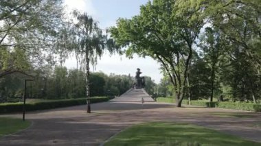 Babi Yar. İkinci Dünya Savaşı sırasında Yahudilerin öldürüldüğü yer. Hava, ağır çekim, gri, düz. Kyiv, Ukrayna.