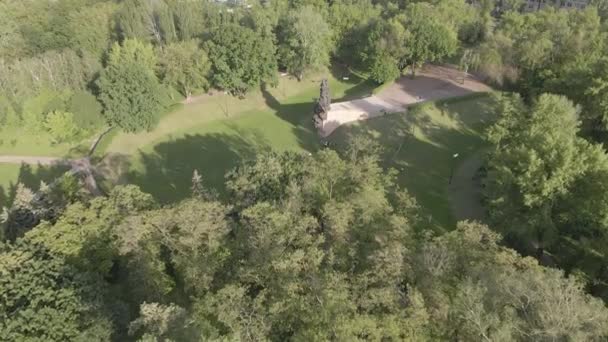 Babi Yar. El lugar del asesinato de judíos durante la Segunda Guerra Mundial. Aérea, cámara lenta, gris, plana. Kiev, Ucrania . — Vídeo de stock