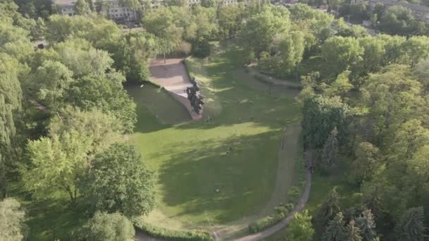 Babi Yar. O lugar do assassinato de judeus durante a Segunda Guerra Mundial. Aéreo, câmara lenta, cinzento, plano. Kiev, Ucrânia . — Vídeo de Stock