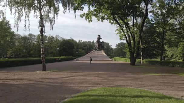 Бабин Яр. Місце вбивства євреїв під час Другої світової війни. Повітряний, повільний рух, сірий, плаский. Київ, Україна. — стокове відео