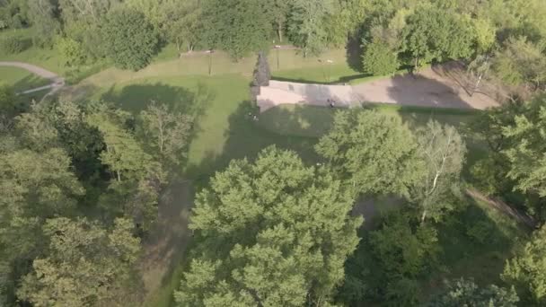 Babi Yar. El lugar del asesinato de judíos durante la Segunda Guerra Mundial. Aérea, cámara lenta, gris, plana. Kiev, Ucrania . — Vídeo de stock