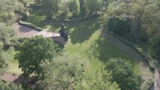 Babi Yar. El lugar del asesinato de judíos durante la Segunda Guerra Mundial. Aérea, cámara lenta, gris, plana. Kiev, Ucrania . — Vídeo de stock