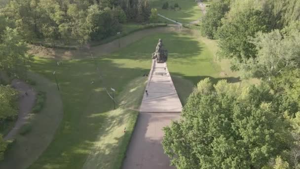 Babi Yar. Il luogo dell'assassinio degli ebrei durante la seconda guerra mondiale. Aereo, rallentatore, grigio, piatto. Kiev, Ucraina . — Video Stock