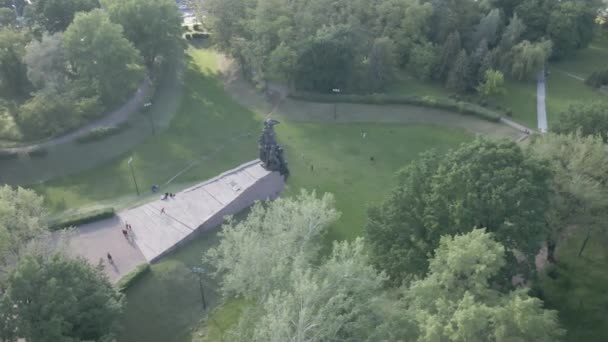 Babi Yar. De plaats van de moord op Joden tijdens de Tweede Wereldoorlog. Luchtfoto, slow motion, grijs, plat. Kiev, Oekraïne. — Stockvideo