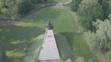 Babi Yar. İkinci Dünya Savaşı sırasında Yahudilerin öldürüldüğü yer. Hava, ağır çekim, gri, düz. Kyiv, Ukrayna.