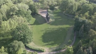 Babi Yar. İkinci Dünya Savaşı sırasında Yahudilerin öldürüldüğü yer. Hava, ağır çekim, gri, düz. Kyiv, Ukrayna.