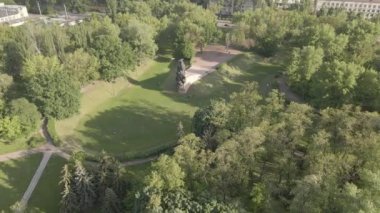 Babi Yar. İkinci Dünya Savaşı sırasında Yahudilerin öldürüldüğü yer. Hava, ağır çekim, gri, düz. Kyiv, Ukrayna.