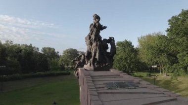 Babi Yar. İkinci Dünya Savaşı sırasında Yahudilerin öldürüldüğü yer. Hava, ağır çekim, gri, düz. Kyiv, Ukrayna.