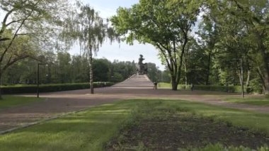 Babi Yar. İkinci Dünya Savaşı sırasında Yahudilerin öldürüldüğü yer. Hava, ağır çekim, gri, düz. Kyiv, Ukrayna.
