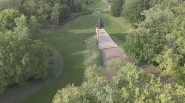 Babi Yar. İkinci Dünya Savaşı sırasında Yahudilerin öldürüldüğü yer. Hava, ağır çekim, gri, düz. Kyiv, Ukrayna.