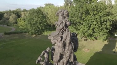 Babi Yar. İkinci Dünya Savaşı sırasında Yahudilerin öldürüldüğü yer. Hava, ağır çekim, gri, düz. Kyiv, Ukrayna.