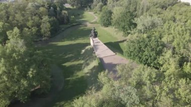 Babi Yar. İkinci Dünya Savaşı sırasında Yahudilerin öldürüldüğü yer. Hava, ağır çekim, gri, düz. Kyiv, Ukrayna.