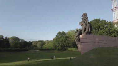Babi Yar. İkinci Dünya Savaşı sırasında Yahudilerin öldürüldüğü yer. Hava, ağır çekim, gri, düz. Kyiv, Ukrayna.
