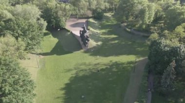 Babi Yar. İkinci Dünya Savaşı sırasında Yahudilerin öldürüldüğü yer. Hava, ağır çekim, gri, düz. Kyiv, Ukrayna.