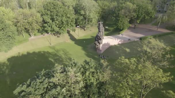 Babi Yar. O lugar do assassinato de judeus durante a Segunda Guerra Mundial. Aéreo, câmara lenta, cinzento, plano. Kiev, Ucrânia . — Vídeo de Stock