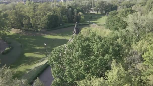 Babi Yar. Miejsce mordowania Żydów w czasie II wojny światowej. Antena, zwolniony ruch, szary, płaski. Kijów, Ukraina. — Wideo stockowe