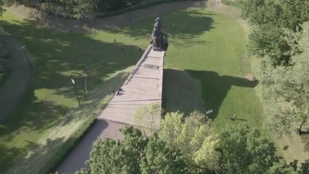 Babi Yar. Il luogo dell'assassinio degli ebrei durante la seconda guerra mondiale. Aereo, rallentatore, grigio, piatto. Kiev, Ucraina . — Video Stock