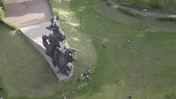 Babi Yar. De plaats van de moord op Joden tijdens de Tweede Wereldoorlog. Luchtfoto, slow motion, grijs, plat. Kiev, Oekraïne. — Stockvideo