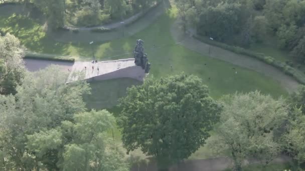 Babi Yar. Il luogo dell'assassinio degli ebrei durante la seconda guerra mondiale. Aereo, rallentatore, grigio, piatto. Kiev, Ucraina . — Video Stock