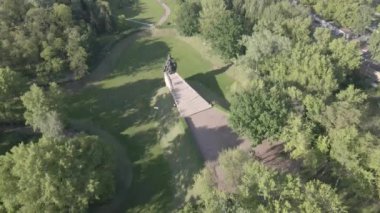 Babi Yar. İkinci Dünya Savaşı sırasında Yahudilerin öldürüldüğü yer. Hava, ağır çekim, gri, düz. Kyiv, Ukrayna.