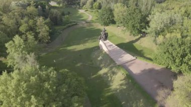 Babi Yar. İkinci Dünya Savaşı sırasında Yahudilerin öldürüldüğü yer. Hava, ağır çekim, gri, düz. Kyiv, Ukrayna.