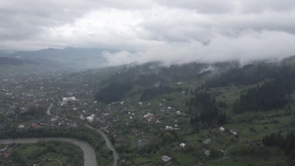 Nebel in den Bergen. Zeitlupe. Karpaten. Ukraine. Antenne. Grau, flach — Stockvideo