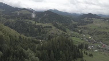Karpat Dağları 'nın manzarası. Ağır çekim. Ukrayna. Havadan. Gri, düz