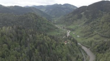 Karpat Dağları 'nın manzarası. Ağır çekim. Ukrayna. Havadan. Gri, düz