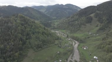 Dağlardaki nehir. Ağır çekim. Karpatlar. Ukrayna. Havadan. Gri, düz