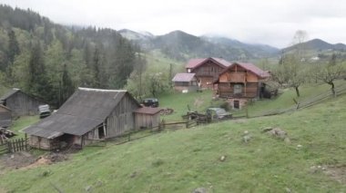 Dağlardaki köy. Ağır çekim. Karpatlar. Ukrayna. Havadan. Gri, düz