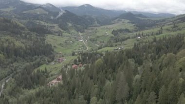 Dağlardaki köy. Ağır çekim. Karpatlar. Ukrayna. Havadan. Gri, düz