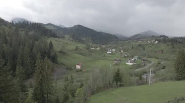 Dağlardaki köy. Ağır çekim. Karpatlar. Ukrayna. Havadan. Gri, düz