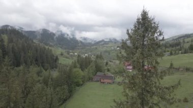 Dağlardaki köy. Ağır çekim. Karpatlar. Ukrayna. Havadan. Gri, düz