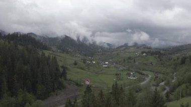 Dağlardaki köy. Ağır çekim. Karpatlar. Ukrayna. Havadan. Gri, düz