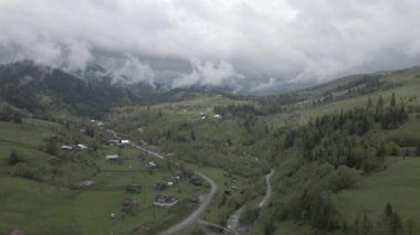 Dağlardaki köy. Ağır çekim. Karpatlar. Ukrayna. Havadan. Gri, düz