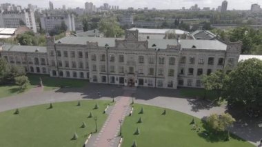 Kyiv 'in mimarisi. Ukrayna. Kyiv Politeknik Enstitüsü. Hava görüntüsü. Yavaş çekim, gri, düz