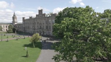 Kyiv 'in mimarisi. Ukrayna. Kyiv Politeknik Enstitüsü. Hava görüntüsü. Yavaş çekim, gri, düz