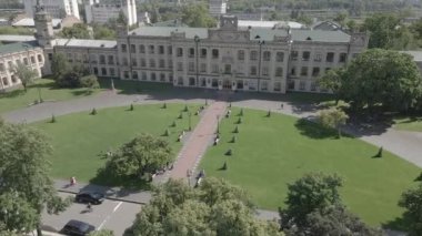 Kyiv 'in mimarisi. Ukrayna. Kyiv Politeknik Enstitüsü. Hava görüntüsü. Yavaş çekim, gri, düz