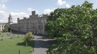 Kyiv 'in mimarisi. Ukrayna. Kyiv Politeknik Enstitüsü. Hava görüntüsü. Yavaş çekim, gri, düz