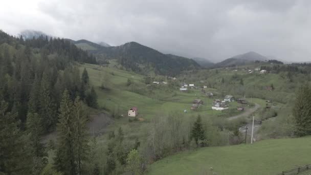 Landsbyen i bjergene. Langsom bevægelse. Karpatere. Ukraine. Antenne. Grå, flad – Stock-video