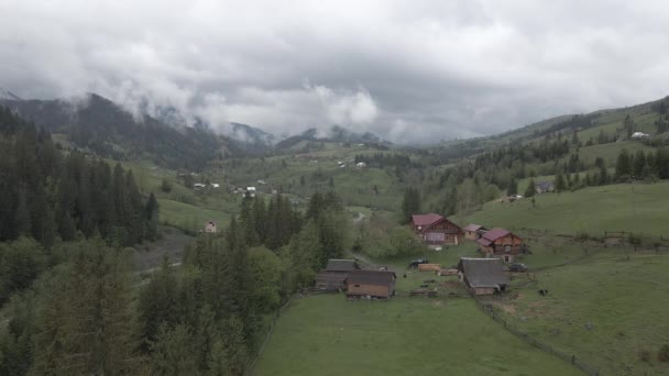 Pueblo en las montañas. En cámara lenta. Cárpatos. Ucrania. Aérea. Gris, plano — Vídeos de Stock