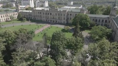 Kyiv 'in mimarisi. Ukrayna. Kyiv Politeknik Enstitüsü. Hava görüntüsü. Yavaş çekim, gri, düz